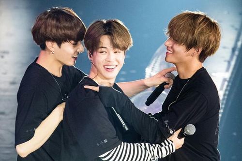 Chưa kịp phấn khích với màn 'spoil' vũ đạo comeback của BTS ngay trên sóng livestream, fan dở khóc dở cười khi biết ra sự thật này