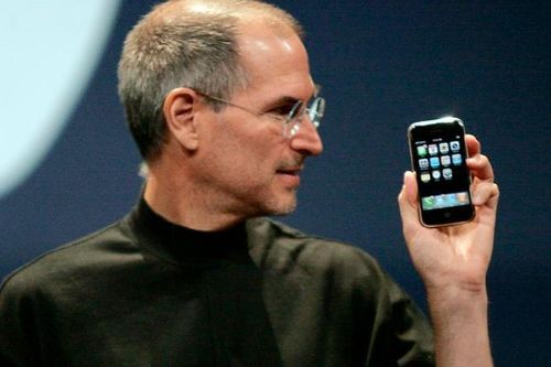 Điều kì lạ Steve Jobs làm khi giới thiệu iPhone đầu tiên khiến ai cũng bật cười