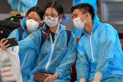 Đoàn Văn Hậu thân thiện chụp hình cùng người hâm mộ sau khi về nước