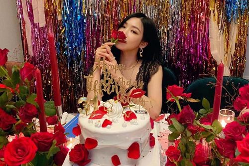 Tiffany đón tuổi 31 xinh đẹp cùng hội chị em SNSD, nhưng còn sinh nhật thứ 13 của nhóm thì...