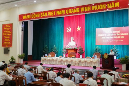 Thủ tướng: Bằng mọi giải pháp để tăng trưởng dương, giải ngân hết vốn đầu tư công