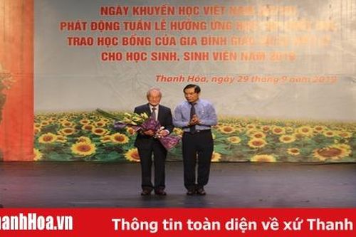 Tặng Bằng khen cho 2 tập thể và 1 gia đình trong xây dựng và phát triển quỹ khuyến học tỉnh