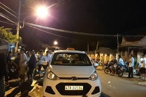 Mang lồng chim đi taxi, khách bị tài xế rút dao đâm nhập viện