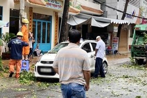Mưa lớn kèm giông lốc làm tốc mái nhiều ngôi nhà tại Ninh Kiều