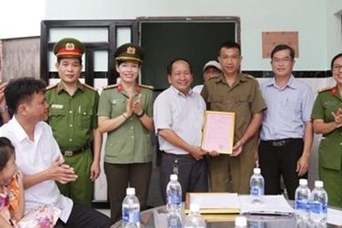 Bàn giao nhà nghĩa tình đồng đội