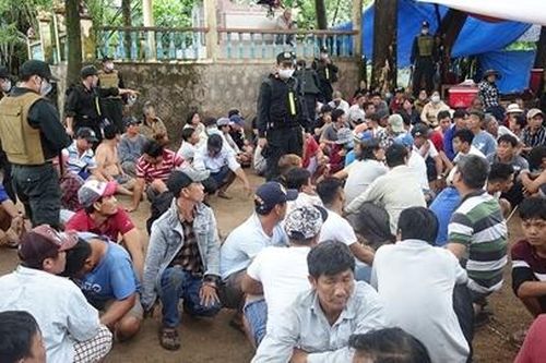 Cảnh sát đột kích sới bạc bắt 150 người, thu nửa tỷ đồng