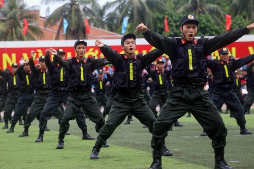 Màn đồng diễn võ thuật của 300 chiến sĩ cảnh sát cơ động