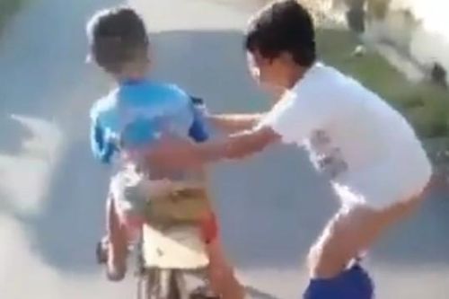 Video dễ thương nhất: Cậu bé giúp bạn tập xe đạp, không để bạn ngã dù mình… tuột cả quần