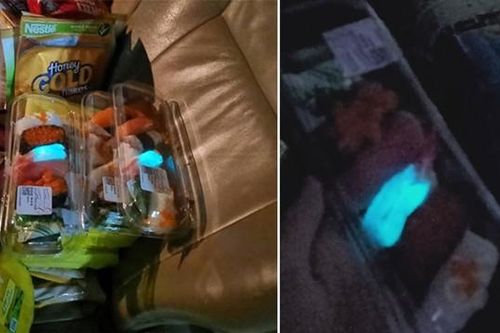 Mua sushi về nhà ăn, giật mình khi mấy miếng tôm phát ánh sáng xanh kỳ quái trong bóng tối