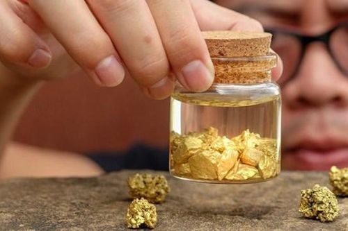 Giá vàng trên đà 'lấn tới', nên mua hay bán?