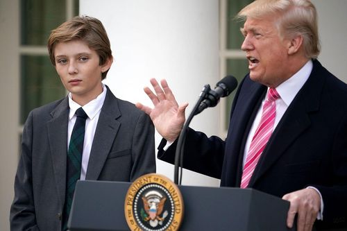 Mặc TT Trump ép các trường mở cửa, trường của Barron đóng tới tháng 10
