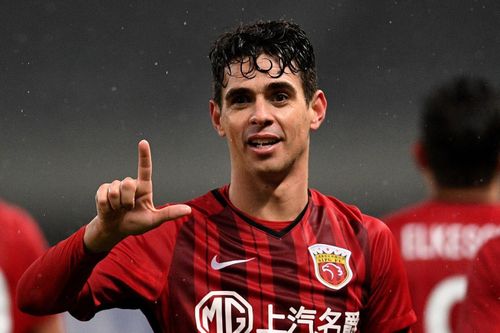 Oscar sút dội xà, tạo cơ hội cho đồng đội ghi bàn