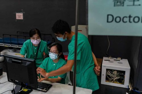 Bắc Kinh cử người đến giúp xét nghiệm Covid-19, dân Hong Kong lo ngại