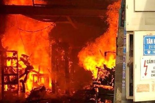 Tiệm tạp hóa ở TP.HCM bị thiêu rụi