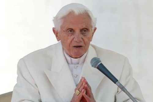 Cựu giáo hoàng Benedict XVI đang 'rất yếu'