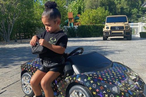 Kylie Jenner mua ôtô Louis Vuitton cho con gái 2 tuổi