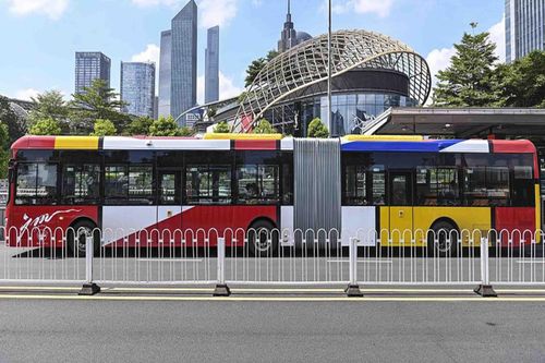 Xe buýt điện dài 18 m đi vào hoạt động ở Trung Quốc