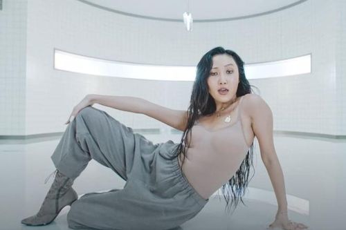 Mốt mặc quần nỉ giống Hwasa bị ném đá tại Hàn Quốc