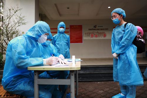 Hết kit test nhanh, Hà Nội đề nghị người về từ Đà Nẵng tự cách ly