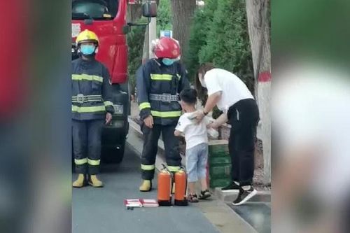 Cậu bé TQ tặng nước cho lính cứu hỏa đang làm nhiệm vụ