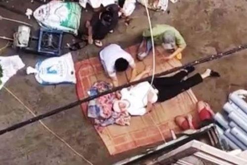 Xe rùa từ tầng 5 rơi trúng người đi bộ