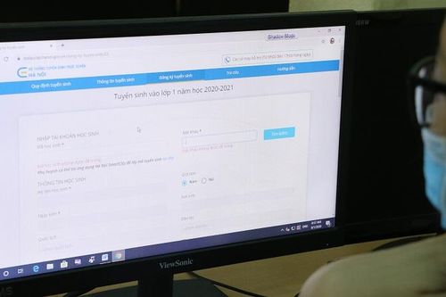 Quận Ba Đình hỗ trợ phụ huynh học sinh đăng ký tuyển sinh trực tuyến