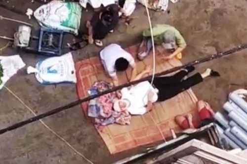 Hà Nội: Người đàn ông đang đi đường bất ngờ bị xe rùa từ tầng 5 công trình xây dựng rơi trúng