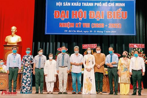 Sân khấu xã hội hóa lại 'vò đầu bứt tai'