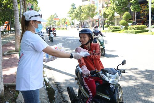 Ninh Thuận: Nhóm bạn trẻ góp tiền mua và phát hàng ngàn khẩu trang y tế miễn phí