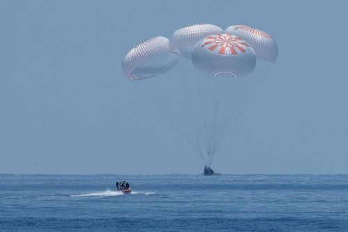 Tàu SpaceX chở hai phi hành gia hạ cánh an toàn trên biển