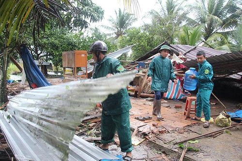Gần 200 căn nhà bị sập và tốc mái do giông lốc tại Hậu Giang
