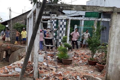 Thiệt hại gần 80 căn nhà do bão số 2