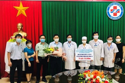 Trao tặng trang thiết bị y tế cho Quảng Ngãi chống dịch Covid-19