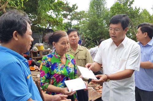 377 nhà dân ở Cà Mau bị hư hỏng do dông lốc, triều cường