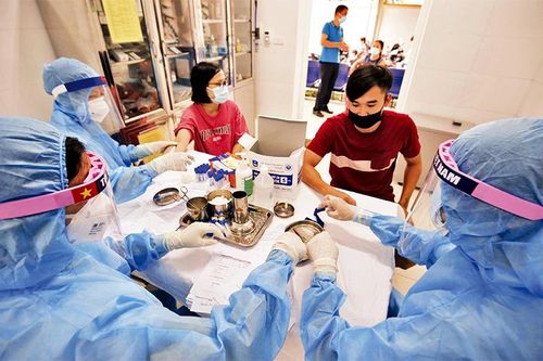 Xét nghiệm nhanh Covid-19 cho hàng chục nghìn người dân