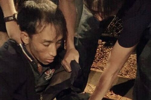 Nửa đêm đi 'cõng… đá'