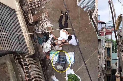 Người đàn ông nhập viện vì chiếc xe rùa từ tầng 5 rơi trúng