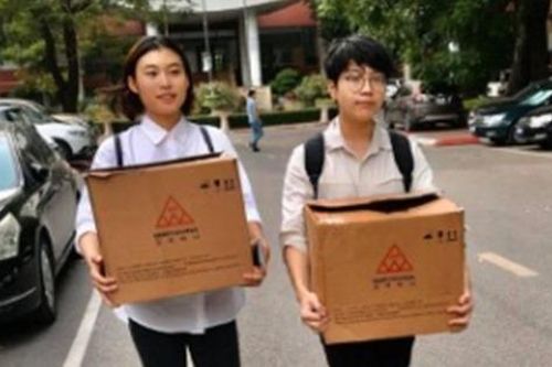 Học sinh sáng tạo mũ phòng dịch di động
