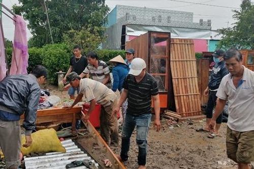 Sóc Trăng: Mưa lớn kèm theo dông lốc, hàng chục căn nhà sập
