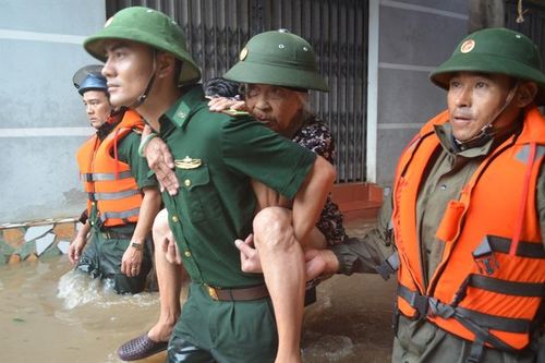 Giúp nhân dân khắc phục hậu quả sau bão số 2