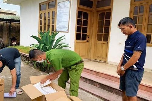Bắt giữ xe tải chở 2.500 bao thuốc lá lậu trên đường vào TP HCM tiêu thụ