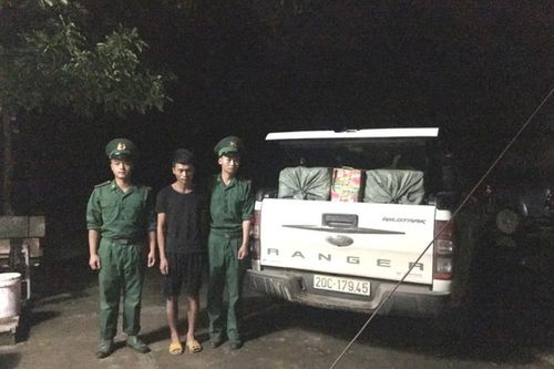 Bắt gần 400kg pháo nổ trên xe ô tô tải ở biên giới