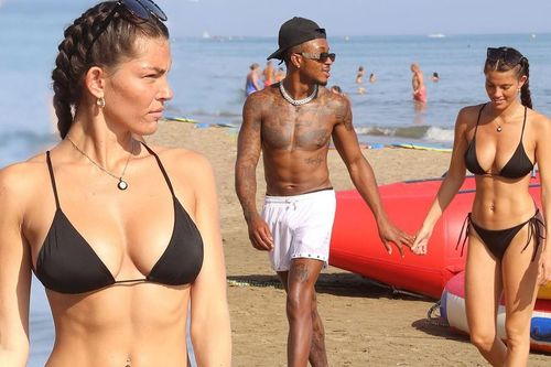 Rebecca Gormley quá đẹp với bikini khi đi nghỉ với bạn trai ở biển