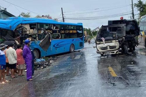 Đồng Tháp: Xe giường nằm và xe gom rác tông nhau, 3 người văng xuống đường