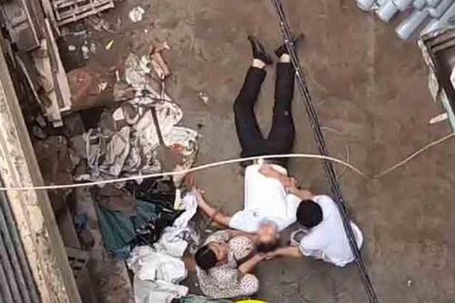 Bị xe chuyển vật liệu từ tầng 5 rơi trúng, một người nhập viện