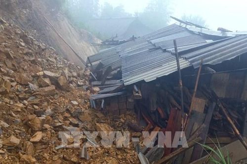 Mưa lớn gây sạt lở, tắc nghẽn giao thông tại Trạm Tấu, Yên Bái