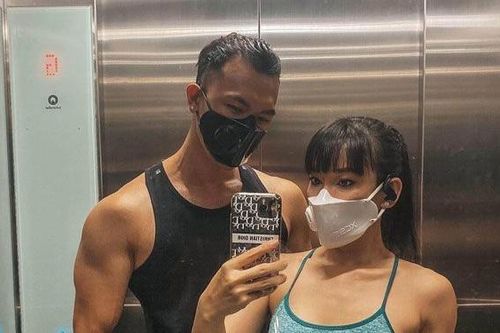 Dịch Covid-19 hoành hành, thời trang nhựa trong suốt lên ngôi, ai cũng nên mua để bảo vệ sức khỏe