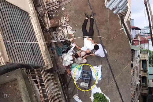 Đang đi trên đường, người đàn ông bất ngờ bị chiếc xe rùa từ tầng 5 rơi trúng nhập viện cấp cứu