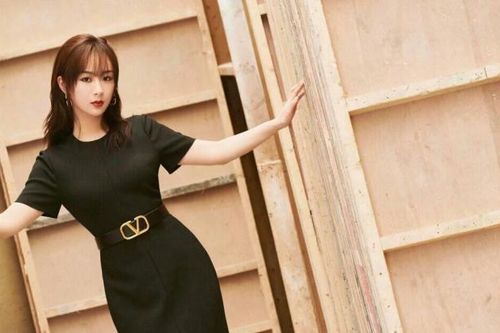 Dương Tử diện trang phục hàng hiệu trong buổi chiêu thương của Tencent vẫn bị chê kém sang, là do stylist hay khí chất chỉ có vậy?