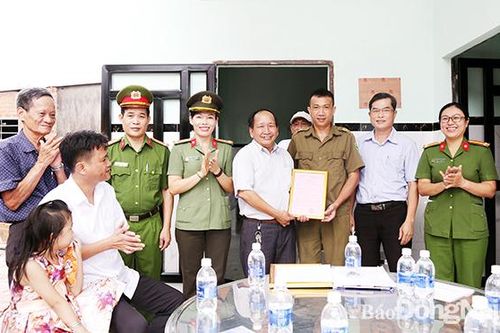 Bàn giao nhà nghĩa tình đồng đội